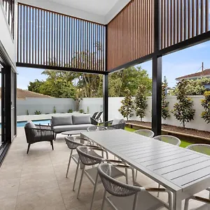 https://maia-beach-house-coolum.queenslandhotels.net